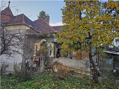 Vanzare casa individuala renovabila cu teren 650 mp, cartier Gheorgheni, Piata Fraternitatii
